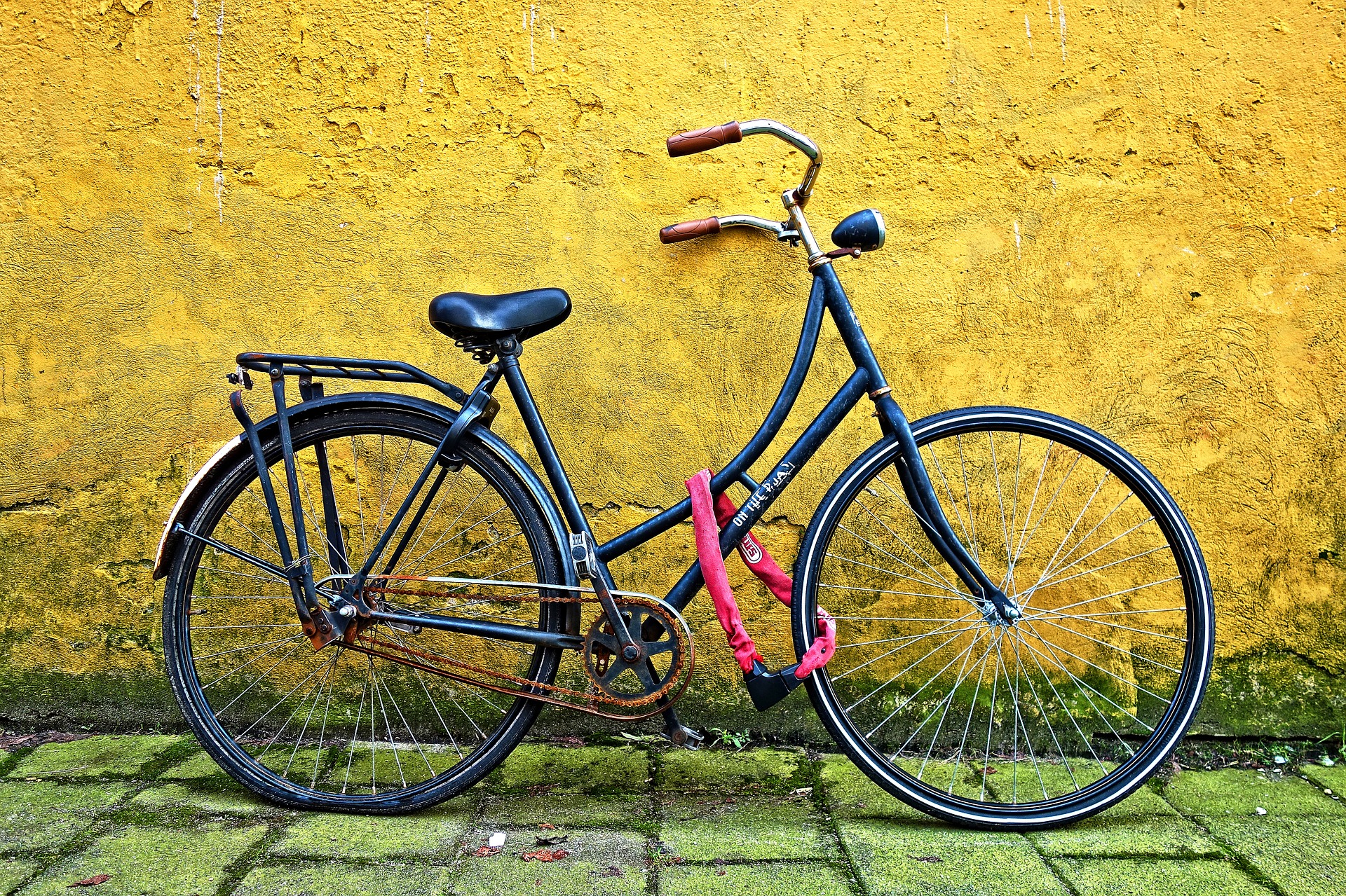 Velo vintage avec cadenas rose décoratif