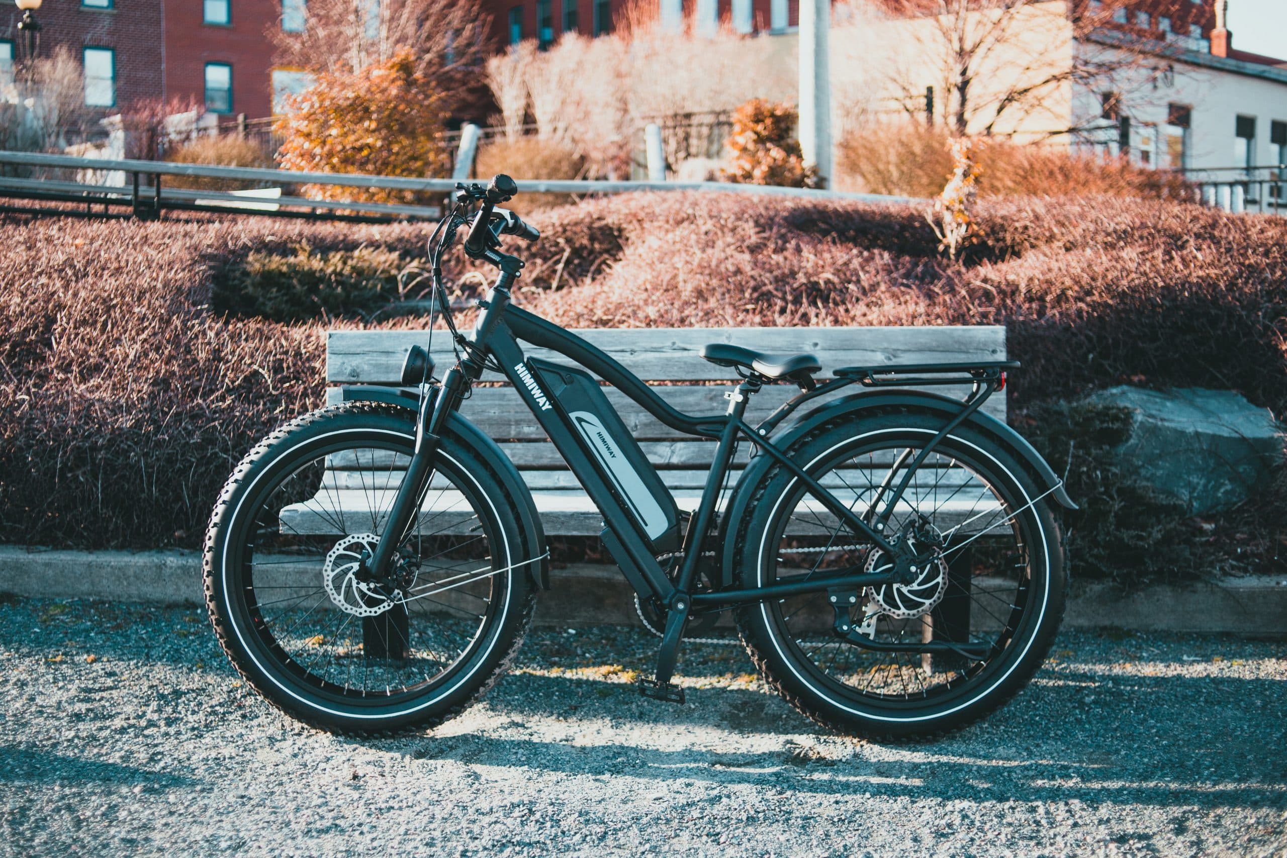 vélo éléctrique dans un parc devant un banc