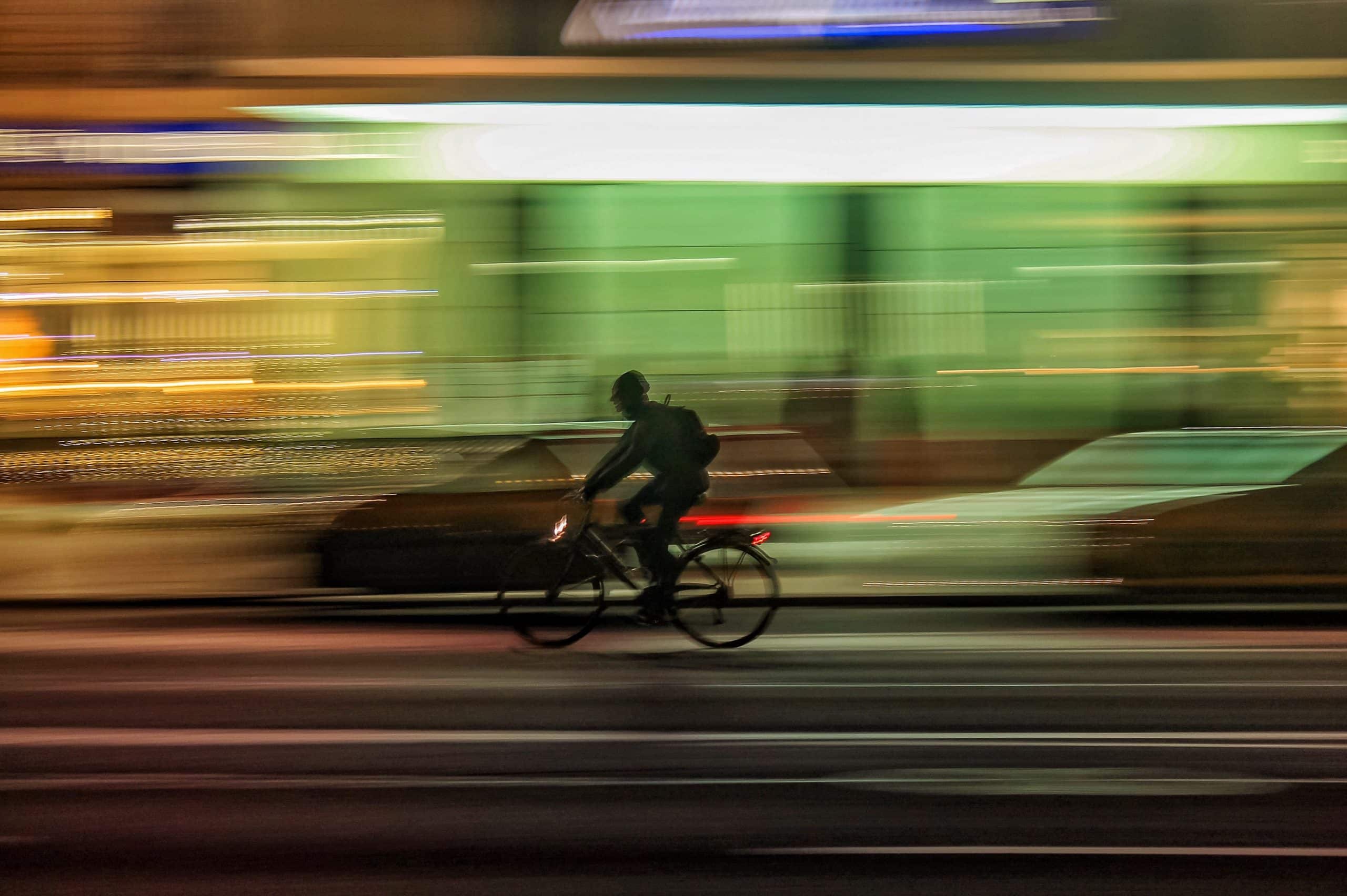 Cycliste sur un vélo dans la nuit en ville