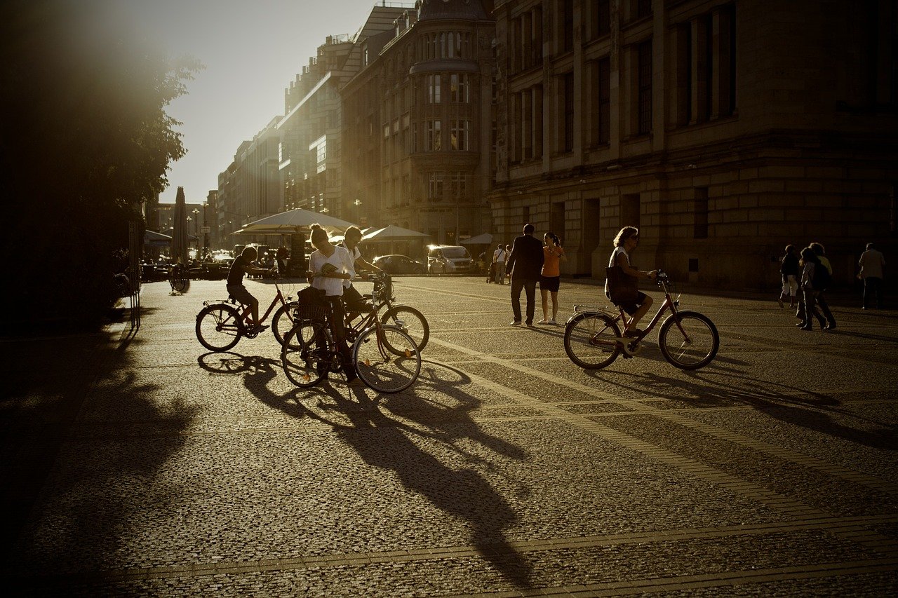 Plusieurs vélos en ville durant un coucher de soleil