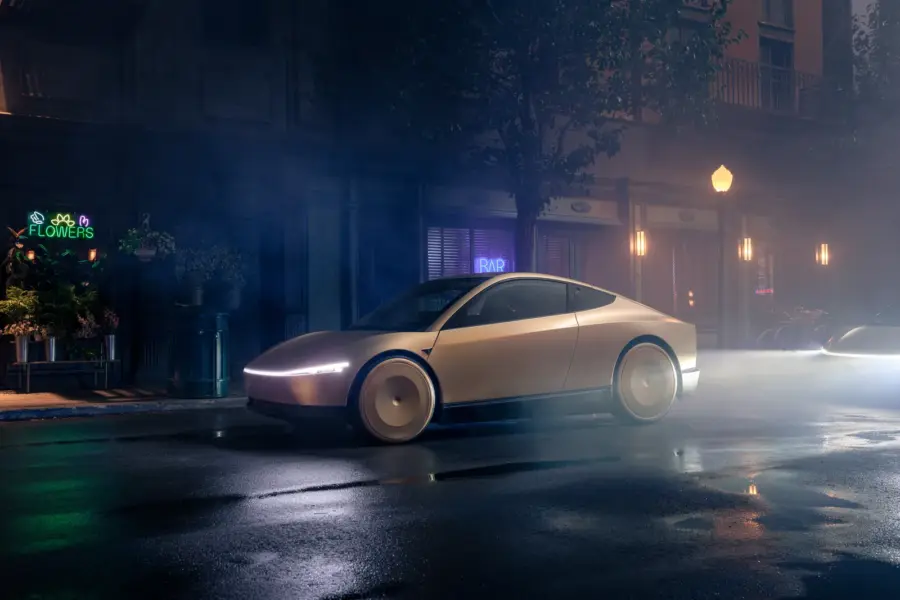 Tesla Cybercab feux allumés dans une rue brumeuse de nuit, enseignes lumineuses en arrière-plan.