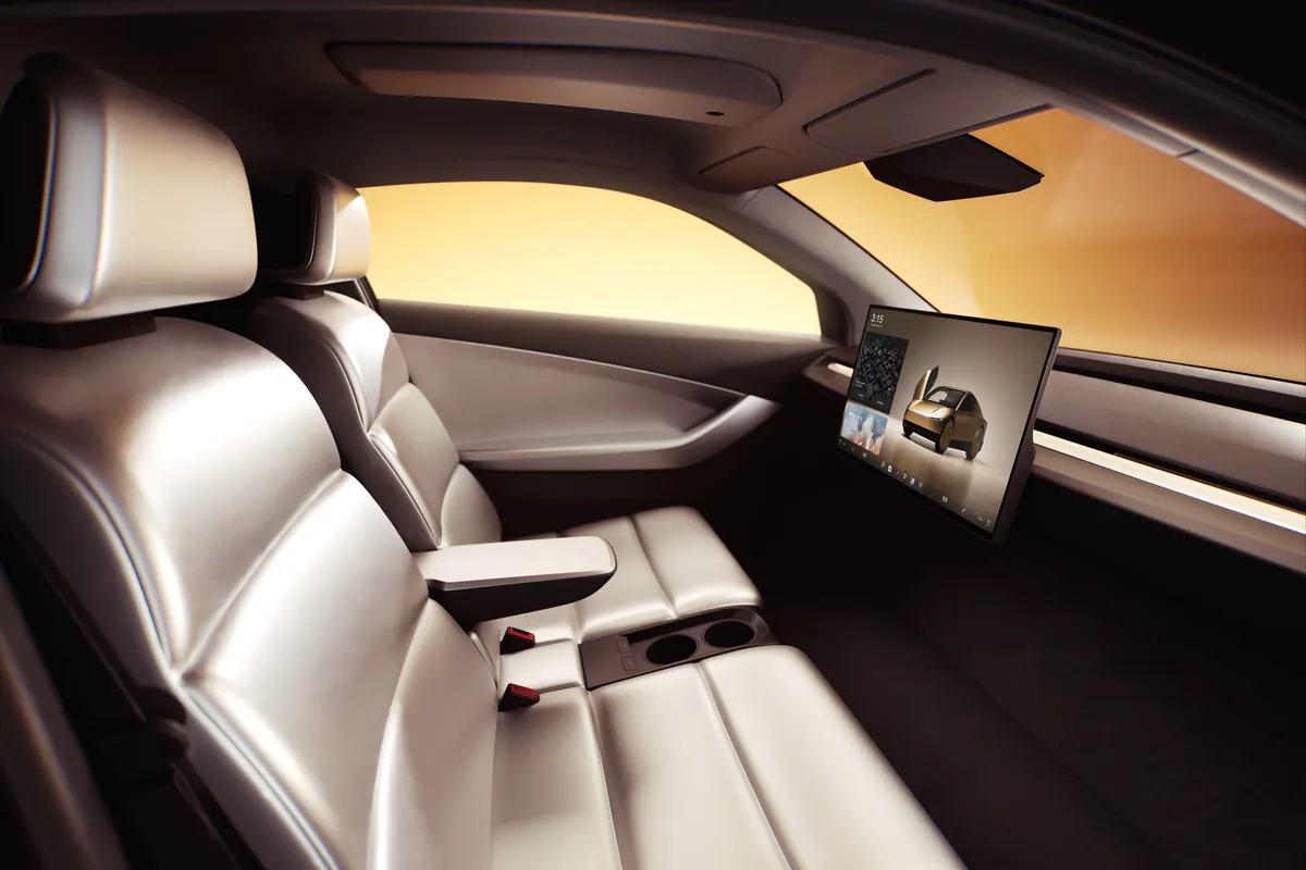 Intérieur d’un Tesla Cybercab : écran central fixé en haut du pare-brise, banquette deux places, aucun poste de conduite.