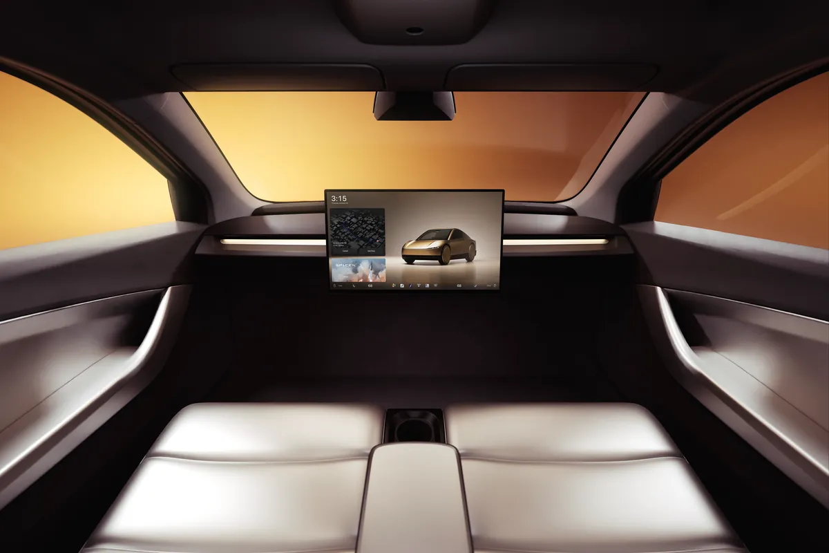 Poste avant d’un Tesla Cybercab : un écran central unique, aucun volant ni pédale devant les sièges.